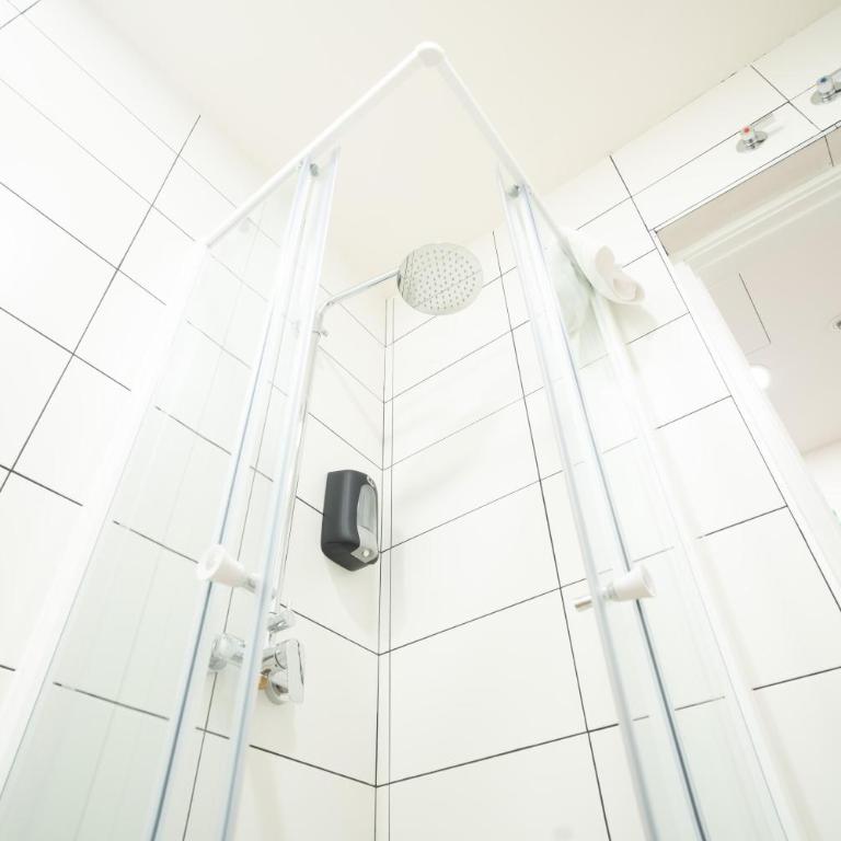 Adventure Hostel Madrid - Double Room with Private Bathroom - 3