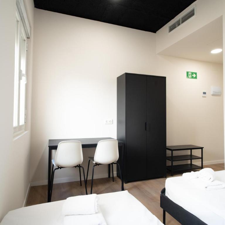 Adventure Hostel Madrid - Double Room with Private Bathroom - 4