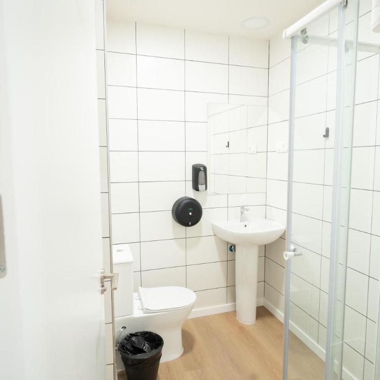 Adventure Hostel Madrid - Double Room with Private Bathroom - 7