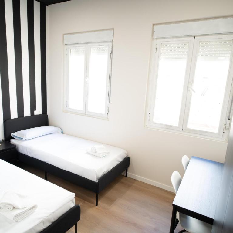 Adventure Hostel Madrid - Double Room with Private Bathroom - 1