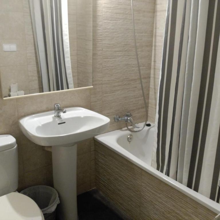 Hostal River - Triple Room with Shared Bathroom - 1