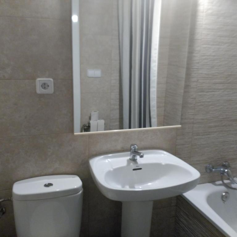 Hostal River - Double or Twin Room with Shared Bathroom - 3