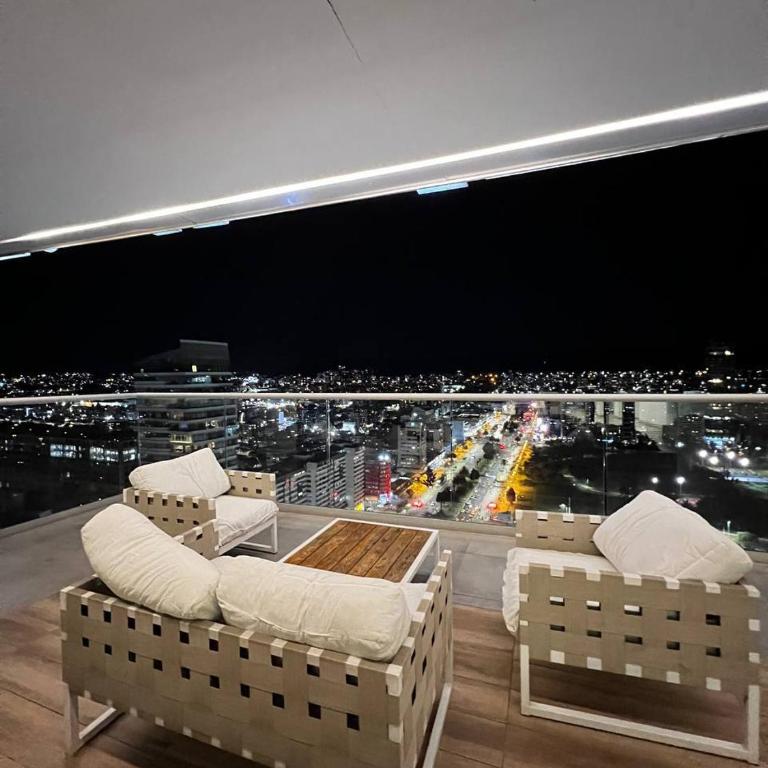 Depa de 3 dormitorios con piscina, jacuzzi y parking gratis - Three-Bedroom Apartment with Balcony - 60
