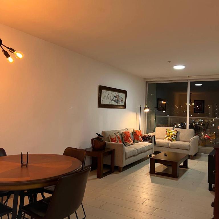 Depa de 3 dormitorios con piscina, jacuzzi y parking gratis - Three-Bedroom Apartment with Balcony - 26