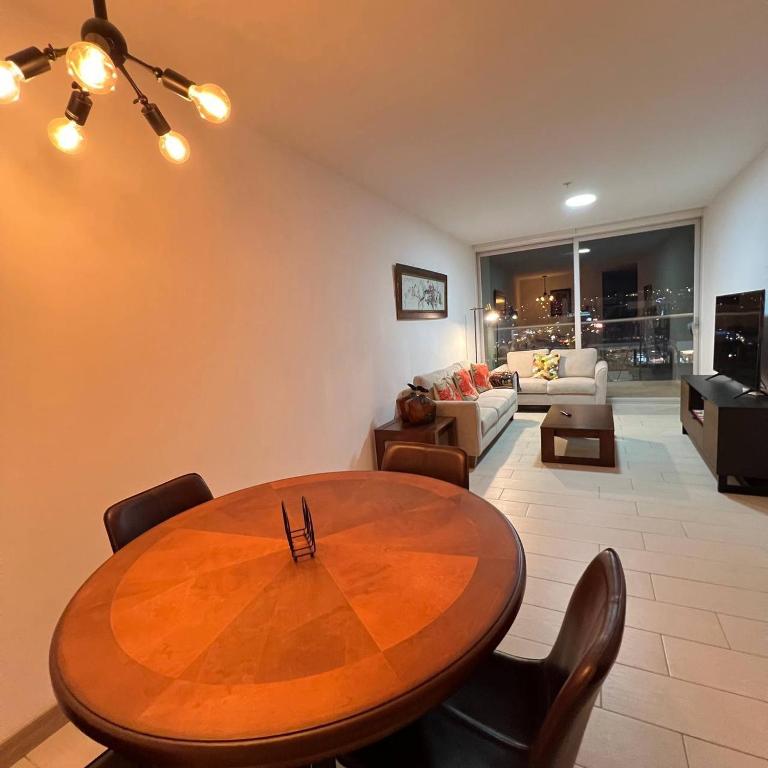 Depa de 3 dormitorios con piscina, jacuzzi y parking gratis - Three-Bedroom Apartment with Balcony - 23