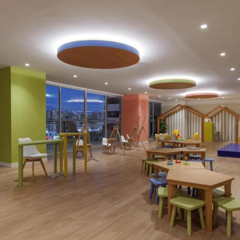 Depa de 3 dormitorios con piscina, jacuzzi y parking gratis - Three-Bedroom Apartment with Balcony - 52