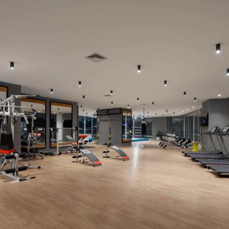 Depa de 3 dormitorios con piscina, jacuzzi y parking gratis - Three-Bedroom Apartment with Balcony - 43
