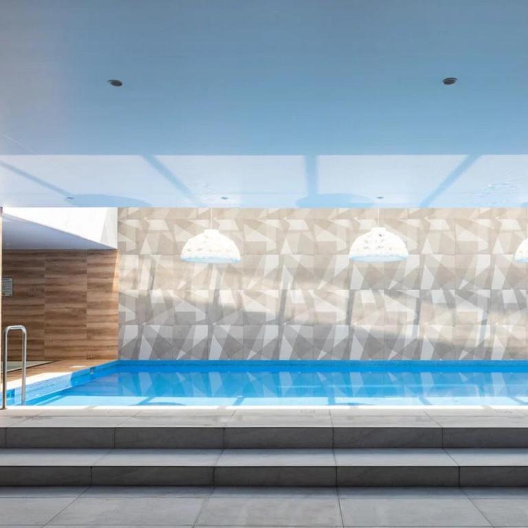Depa de 3 dormitorios con piscina, jacuzzi y parking gratis - Three-Bedroom Apartment with Balcony - 39