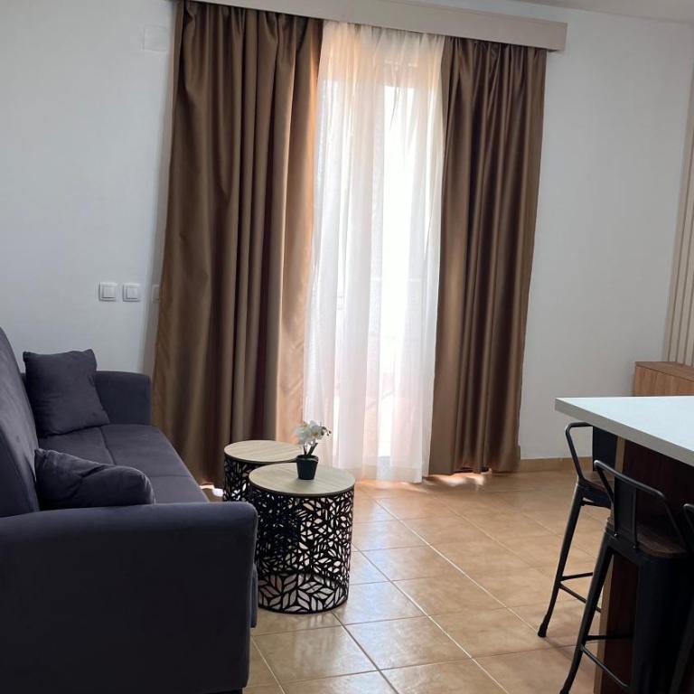 Buzuku House - Family Room with Balcony - 4