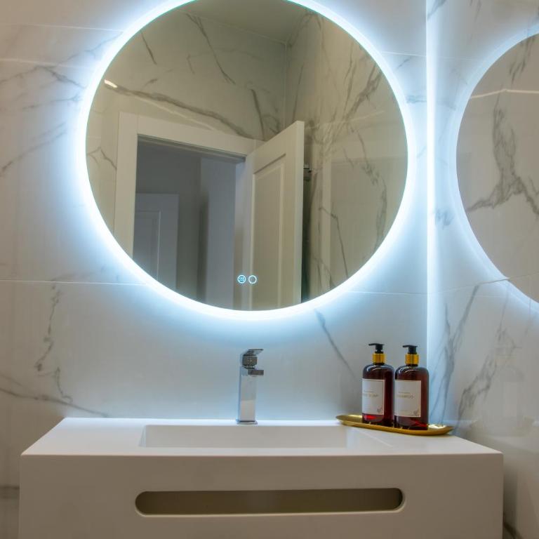 Pries Homes La Casa Azul - Deluxe King Room - 5