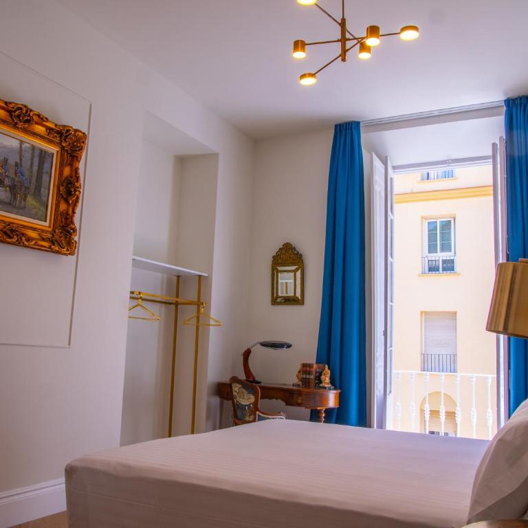 Pries Homes La Casa Azul - Queen Room with Balcony - 1