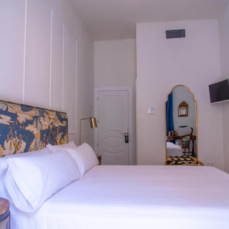 Pries Homes La Casa Azul - Queen Room with Balcony - 3