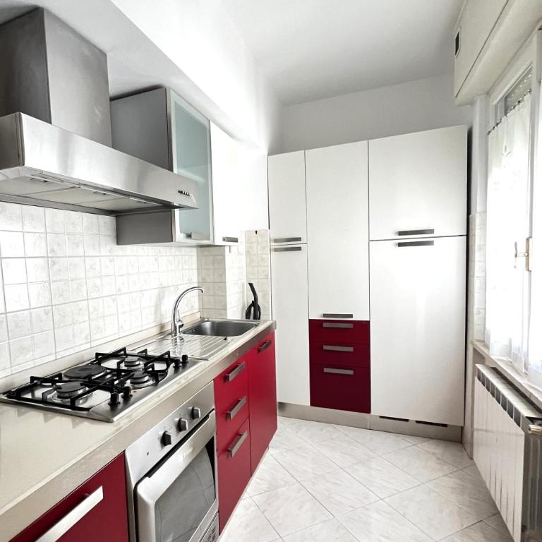 Bilocale con parcheggio privato vicino la stazione - Appartamento con 1 Camera da Letto - 2