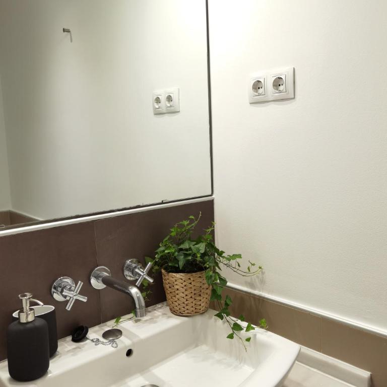 Casa Luxe Suites Barcelona - One-Bedroom Apartment with Terrace - 11