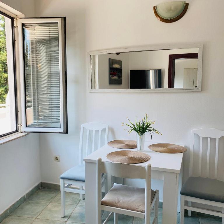 Apartmani Ilić - Apartment with Sea View - 8