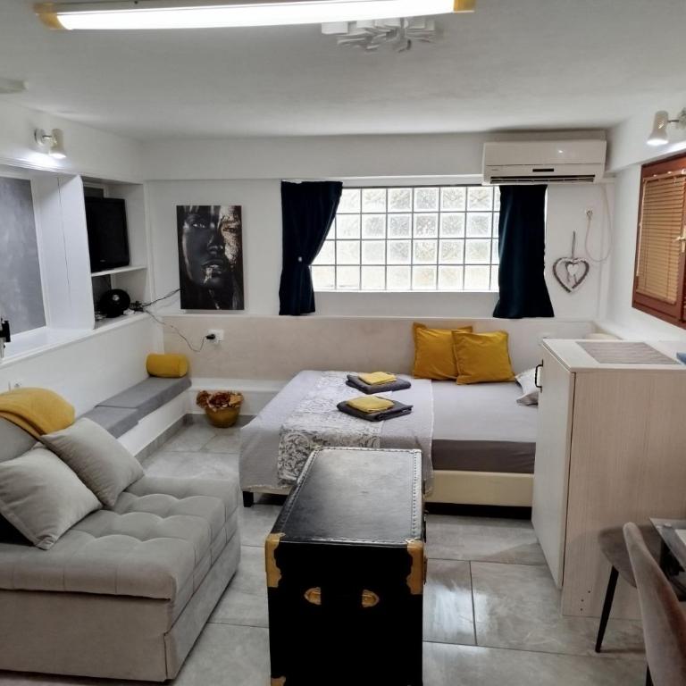 Apartman Art - One-Bedroom Apartment - 1