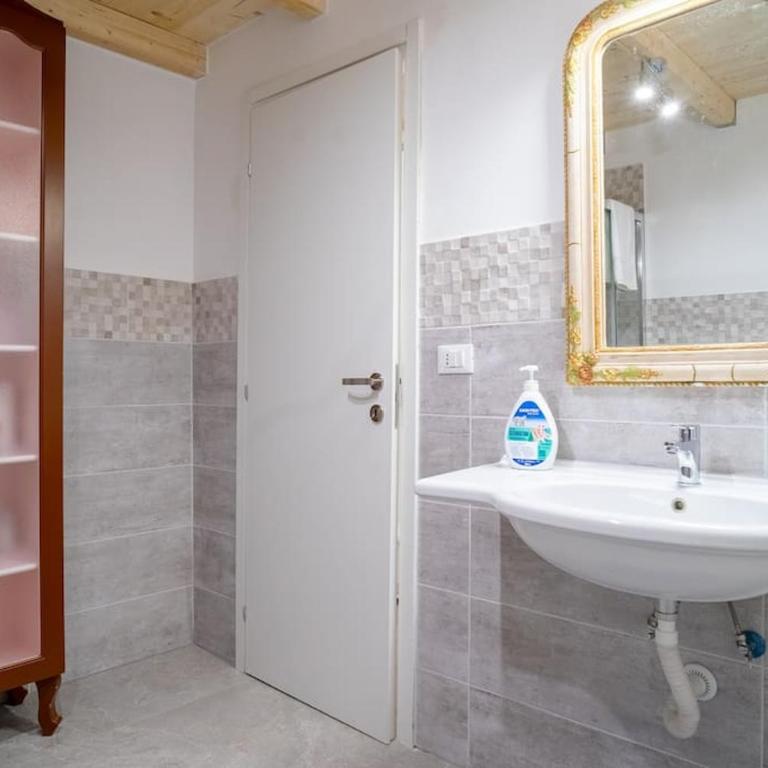 Elegant Apartment in the Heart of Taranto w WiFi - Two-Bedroom Apartment - 3