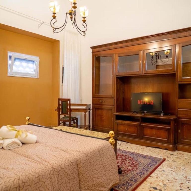 Elegant Apartment in the Heart of Taranto w WiFi - Two-Bedroom Apartment - 18