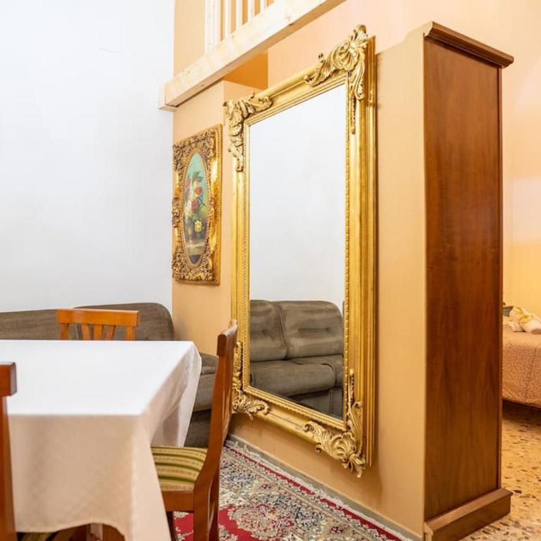 Elegant Apartment in the Heart of Taranto w WiFi - Two-Bedroom Apartment - 20