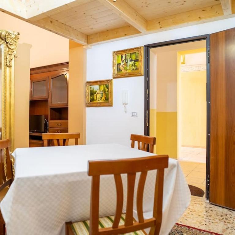 Elegant Apartment in the Heart of Taranto w WiFi - Two-Bedroom Apartment - 23