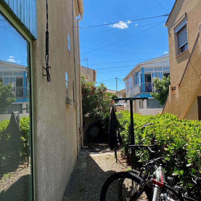 Maison 300 m de la plage avec un bel extérieur - Maison 3 Chambres - 17