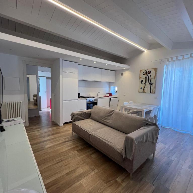 CASA MIRO' vicinissima al mare e parcheggio privato gratuito se disponibile - Two-Bedroom Apartment - 3