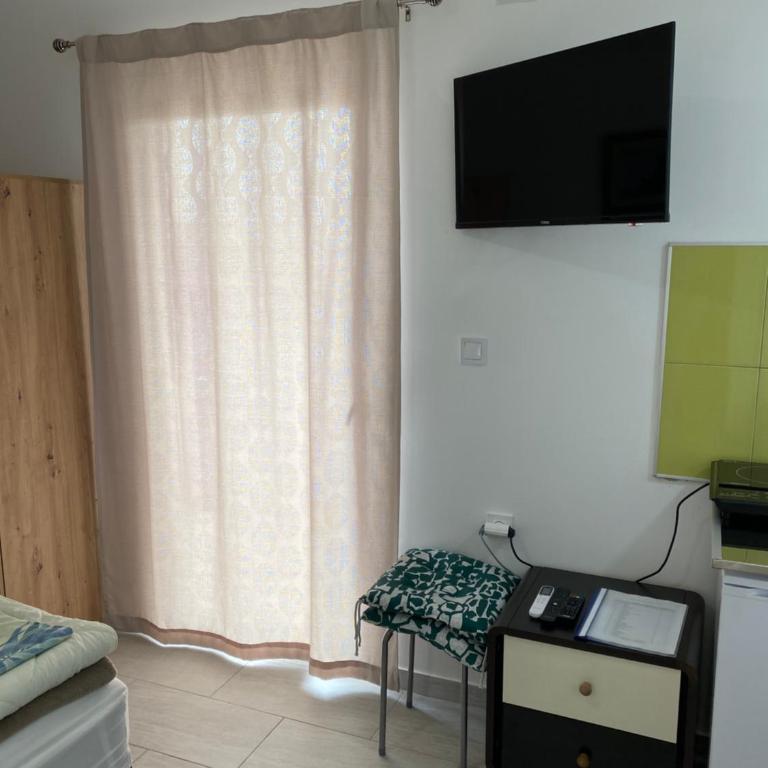 Apartments and Rooms Radivojević Niš - Dvokrevetna Soba sa Bračnim Krevetom i Terasom - 8