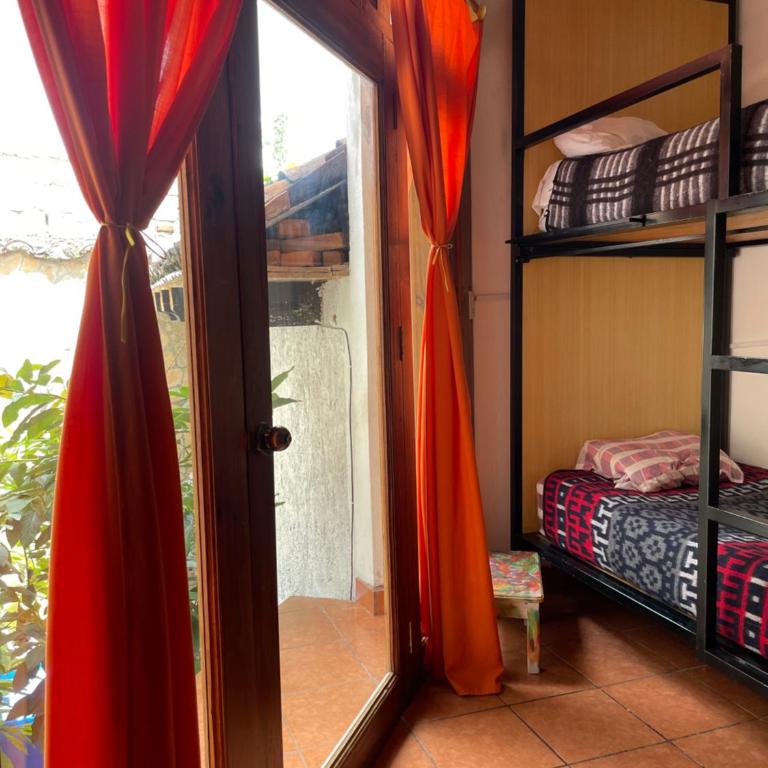 Hostal La Isla - Bed in 6-Bed Mixed Dormitory Room - 2