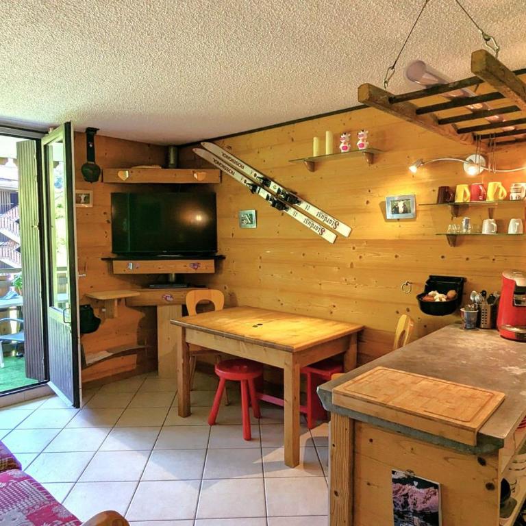 Appartement cosy au cœur de La Clusaz, ski au pied, avec terrasse et WiFi - FR-1-459-229 - Estudio - 4