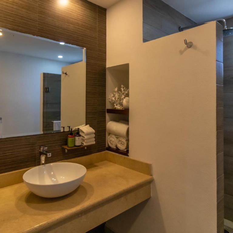 The Paramar Beachfront Boutique Hotel With Breakfast Included - Downtown Malecon - Suite principal con vistas al mar - 15