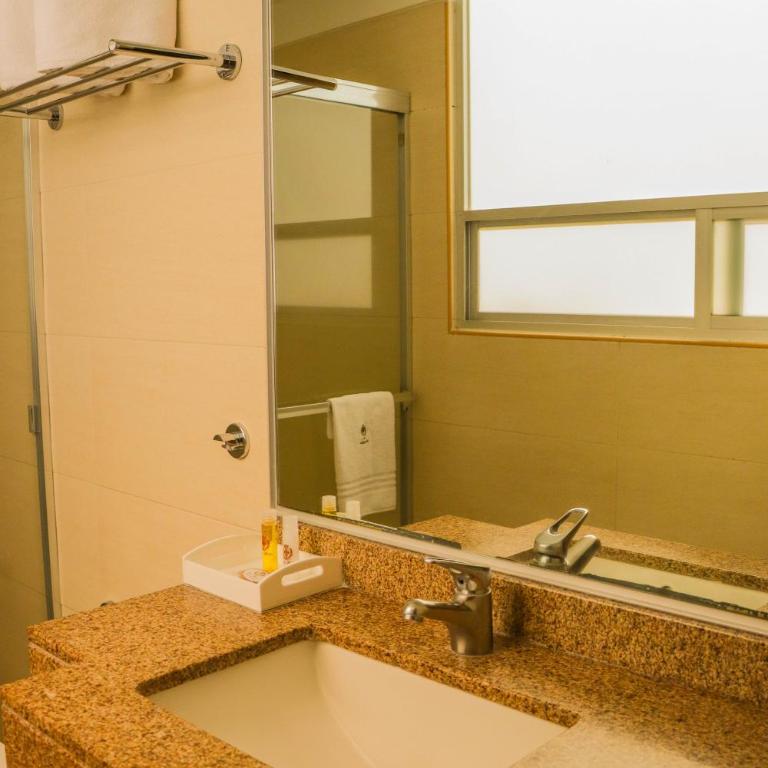 Hotel Milan CDMX - Habitación con cama extragrande. - 5
