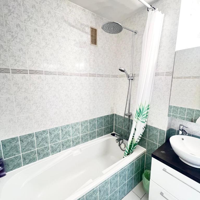 Apartment Like HOME with AC, Arc de Triomphe, Champs Élysées, Tour Eiffel - Studio avec Balcon - 9