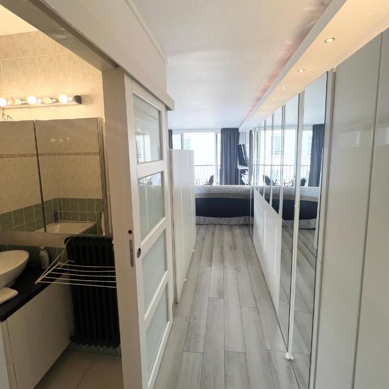 Apartment Like HOME with AC, Arc de Triomphe, Champs Élysées, Tour Eiffel - Studio avec Balcon - 6