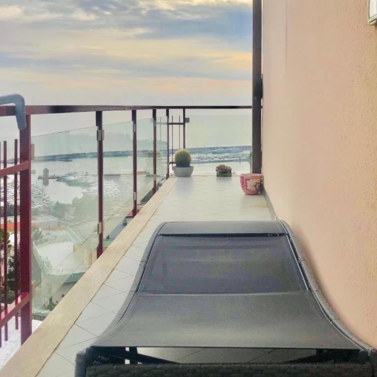 Appartamento con suggestiva vista mare a Sanremo - Appartamento con 2 Camere da Letto, Terrazza e Vista Mare - 17