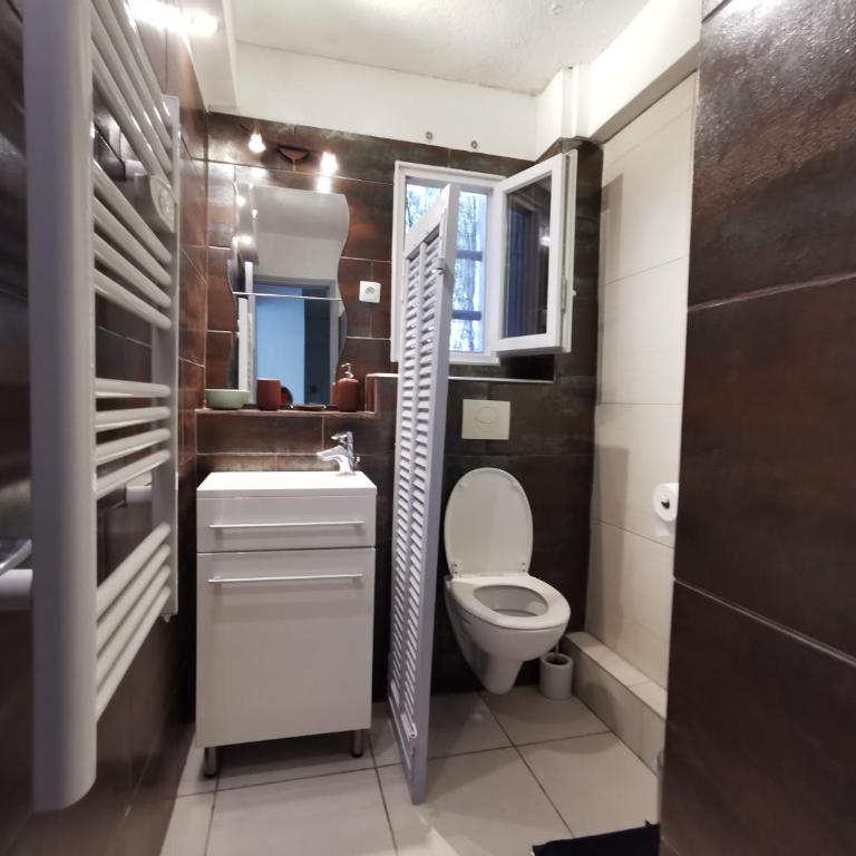 Bas de villa avec jardin, piscine et jacuzzi - Maison 2 Chambres - 12