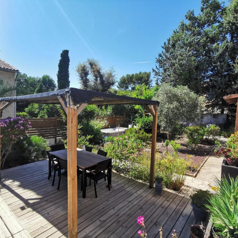 Bas de villa avec jardin, piscine et jacuzzi - Maison 2 Chambres - 3