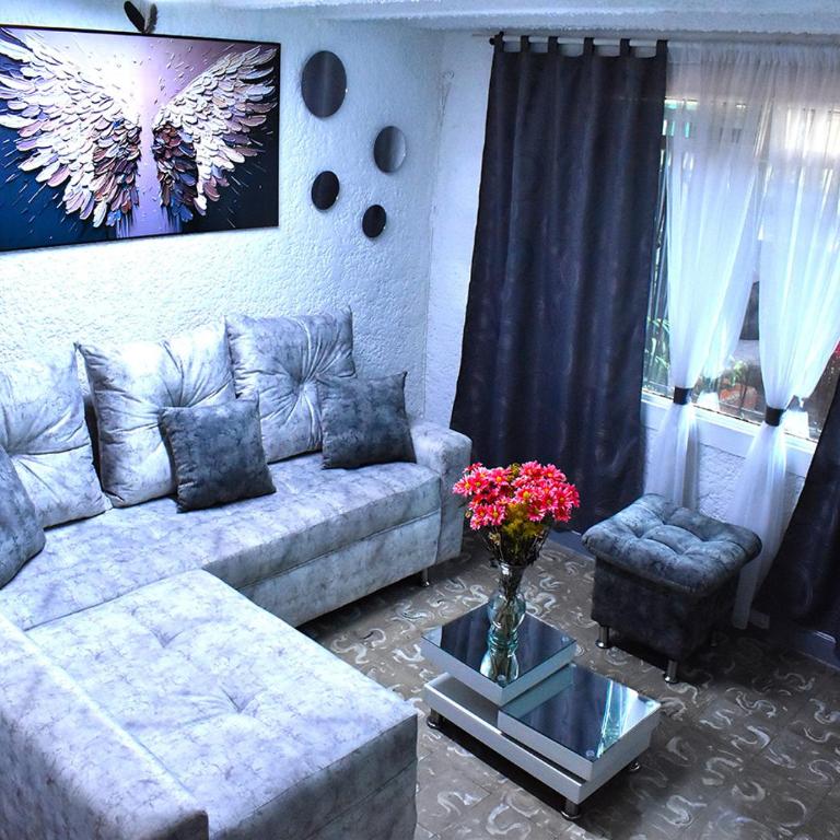 Casangel Hogar Familiar en Sector Exclusivo cerca al Aeropuerto Local frente al Poblado - Casa de 4 dormitorios - 3