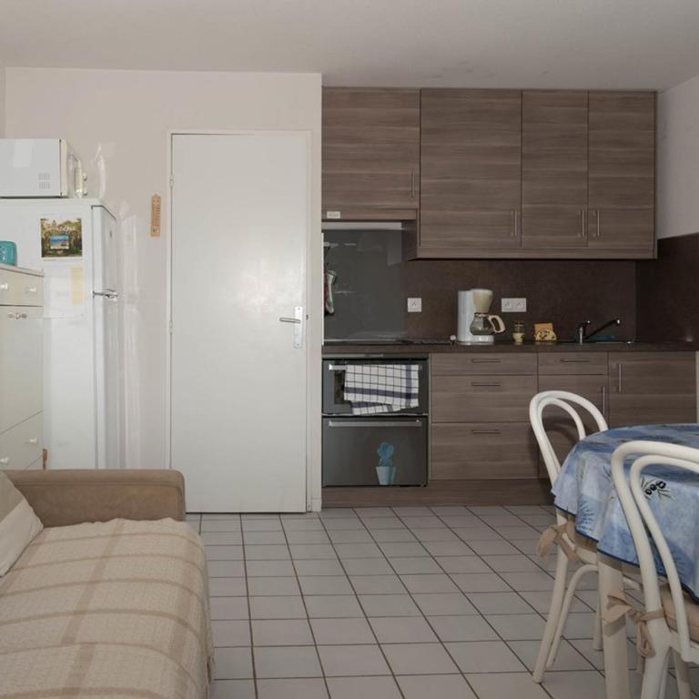 Deux pièces au Lavandou avec terrasse spacieuse et parking - FR-1-803-21 - Apartment - 3