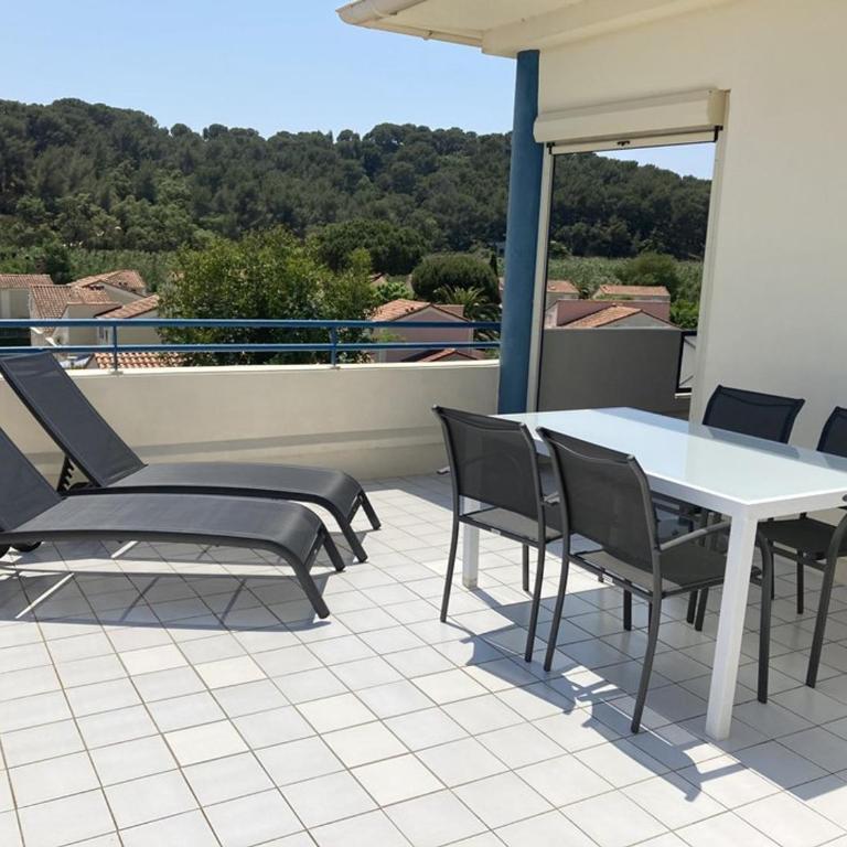Deux pièces au Lavandou avec terrasse spacieuse et parking - FR-1-803-21 - Apartment - 6