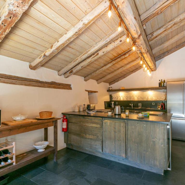 Chalet 17°C restauré, 4 ch, au cœur du vieux Val-d'Isère, grande cheminée, proche pistes, parking, WiFi - FR-1-694-358 - Chalet - 8