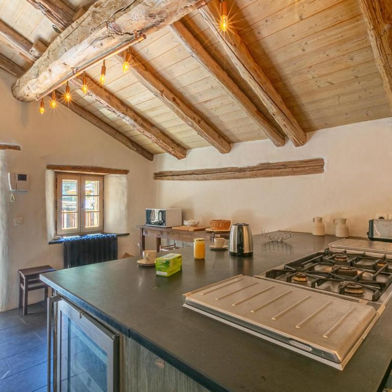 Chalet 17°C restauré, 4 ch, au cœur du vieux Val-d'Isère, grande cheminée, proche pistes, parking, WiFi - FR-1-694-358 - Chalet - 9