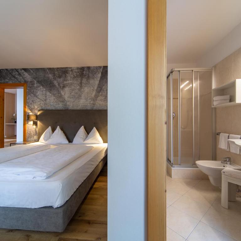 Eden Apartments - Two-Bedroom Apartment with Two Bathrooms and Mountain View - 12