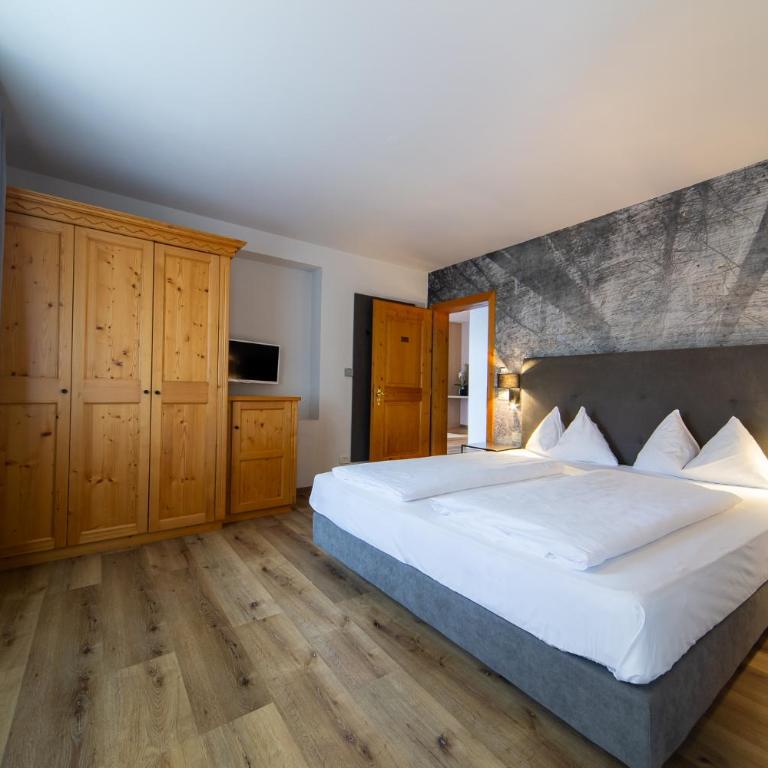 Eden Apartments - Two-Bedroom Apartment with Two Bathrooms and Mountain View - 11