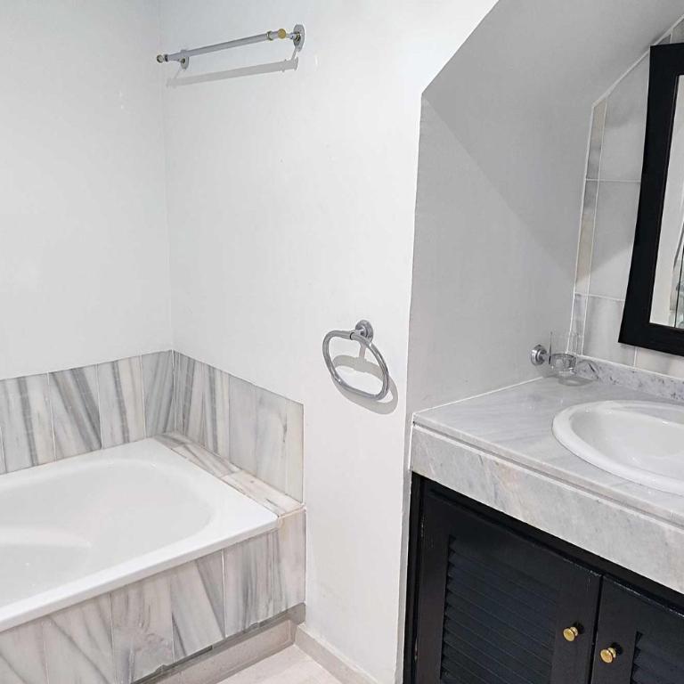 Cartuja Del Golf - Three-Bedroom Apartment - 24