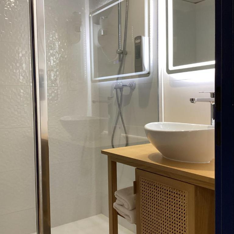 Hôtel Angelic - Offre Spéciale - Chambre Familiale (3 personnes) - 6