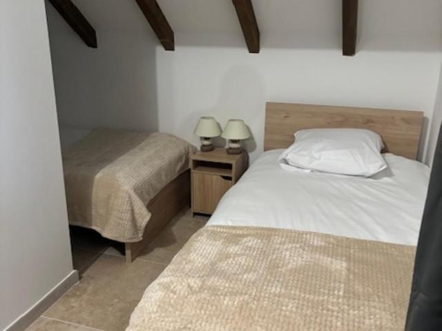 L'annexe du Château de Saint Genix - Chambre Familiale avec Salle de Bains Privative - 2