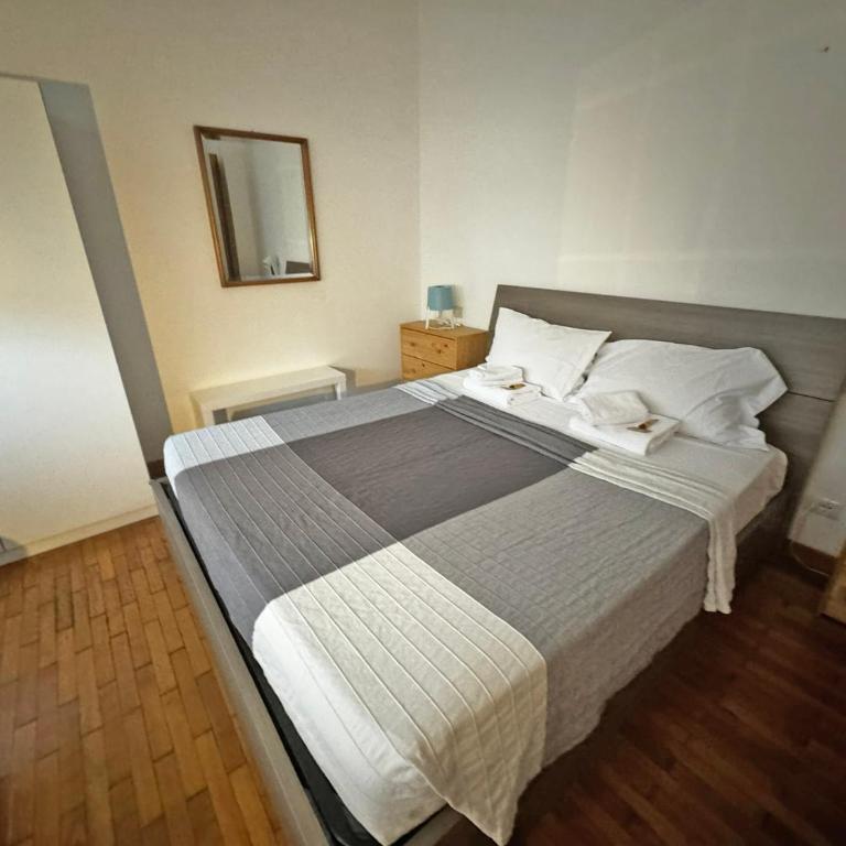 Como City Life - Standard Double Room with Shared Bathroom - 4