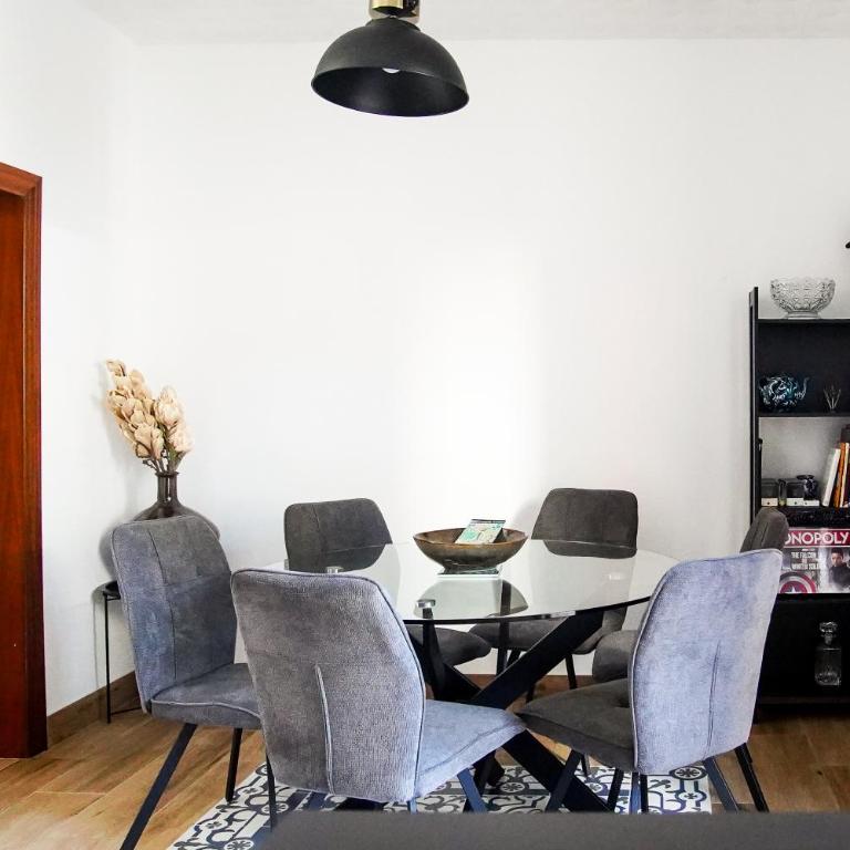 Apartamento Completo en el Casco histórico con vista a la Sierra Nevada - Three-Bedroom Apartment - 8