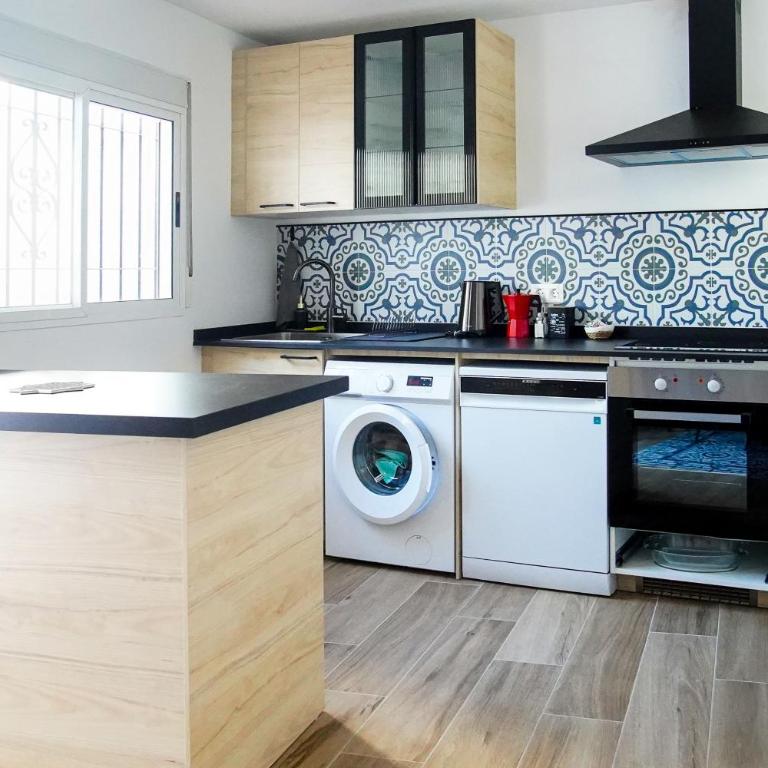 Apartamento Completo en el Casco histórico con vista a la Sierra Nevada - Three-Bedroom Apartment - 7