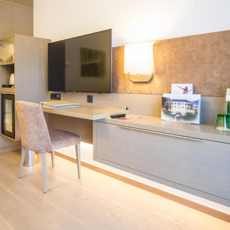 Hotel Warmbaderhof - Doppelzimmer Parkallee mit Parkblick - 4